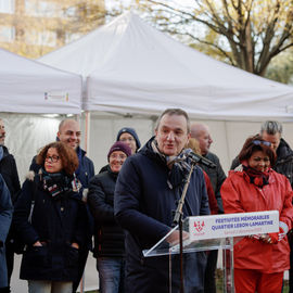 Vous étiez plusieurs centaines samedi 2 décembre à braver le froid pour célébrer la mémoire de ce quartier bientôt transformé : exposition, goûter, fanfare, projections géantes, et impressionnante traversée du quartier sur un fil tendu à 27m de haut![photos Alex Bonnemaison]