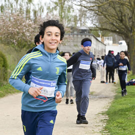 Dans le cadre de la semaine olympique et paralympique, mardi 2 avril, une centaine d’élèves de 6e de 4 collèges de Villejuif ont organisé dans le parc des hautes Bruyères une course en binôme avec un élève-guideur et un élève-guidé, les yeux masqués pour simuler le handicap. La course contre la faim vise à récolter des fonds pour Action contre la faim, pour des projets alimentaires dans le cadre de la solidarité internationale. [photos Lucile Cubin]