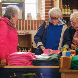2 excursions étaient organisées pour nos seniors dans les Yvelines à la découverte à la Bergerie nationale de Rambouillet, sa ferme, ses élevages de moutons Mérinos élevés sur le site depuis 1786… Une visite agrémentée bien sûr d'un repas convivial en musique ![photos Sylvie Grima]