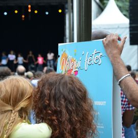 Des centaines de spectateurs massés devant la scène pour chanter avec Lisandro Cuxi, François Feldman etJoniece Jamison, danser avec le Staries Show ou applaudir le travail des musiciens et danseurs la MPT Gérard-Philipe et des Conservatoires.