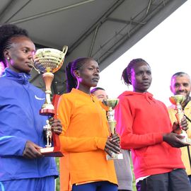 Une grande fête du sport avec près de 1500 coureur·se·s sur les 5/10km, courses jeunes et familles.Les vainqueurs des 10km ont battu le record de l'épreuve, avec la 8e meilleure performance mondiale chez les femmes!1700 euros ont été reversés à l’association Une maison au cœur de la vie, qui vient en aide aux familles dont les enfants sont hospitalisés à l’Institut Gustave-Roussy. Un grand merci aux 150 bénévoles, aux associations villejuifoises, et à tous les services de la ville.[Photos ©Anja Simonet / ©Raphaël Garnier]