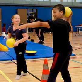 Pour donner aux parents la possibilité de faire du sport sans organiser la garde des enfants, le service des Sports donne rendez-vous aux familles de 9h à 12h, un samedi par mois: renforcement musculaire, Pilates, step, Zumba, pour les adultes... et escalade ou jeux de plein air pour les enfants de 3 à 11 ans.[Photos Sylvie Grima]