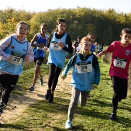 Dimanche 13 novembre, l'ASFI Villejuif Athlétisme organisait son 1er cross à destination des jeunes, au Parc Départemental des Hautes Bruyères. Pour cet évènement sportif, 17 clubs ont fait le déplacement avec plus de 500 athlètes âgé·e·s de 6 à 14 ans (catégorie Eveils à Minimes) ! [Photos Lucile Cubin]