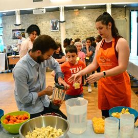 Des dizaines d'élèves d'élémentaires réunis pour la désormais traditionnelle Disco-soupe! Le principe: cuisiner à partir d'aliments invendus récupérés auprès des commerçants de la Ville. 
