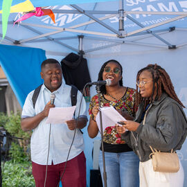 Samedi 17 mai, l’Hôpital Paul Brousse proposait un moment festif ouvert à tous : la fête de la gériatrie.L’occasion pour les patients et leurs familles de se partager un après-midi riche en rencontres et animations : parcours olympique, tir à l’arc, animation musicale, jeux en bois, maquillage, coiffure.. mais aussi buvette, brocante, tombola, stands d’artisanat et buvette ! [photos Xiwen Wang]