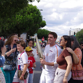 Sportifs amateurs, entrepreneurs, para-athlètes... ils étaient 15, sur la portion villejuifoise du parcours, à se relayer pour porter la flamme olympique des Jeux de Paris 2024.  [photos Sylvie Grima, Xiwen Wang, Lucile Cubin, direction de la Communication]