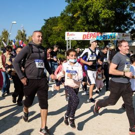 Une grande fête du sport avec près de 1500 coureur·se·s sur les 5/10km, courses jeunes et familles.Les vainqueurs des 10km ont battu le record de l'épreuve, avec la 8e meilleure performance mondiale chez les femmes!1700 euros ont été reversés à l’association Une maison au cœur de la vie, qui vient en aide aux familles dont les enfants sont hospitalisés à l’Institut Gustave-Roussy. Un grand merci aux 150 bénévoles, aux associations villejuifoises, et à tous les services de la ville.[Photos ©Anja Simonet / ©Raphaël Garnier]