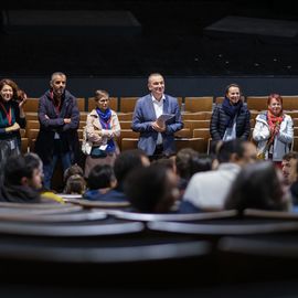 Une centaine de nouveaux Villejuifois, parmi lesquels de nombreuses jeunes familles, se sont retrouvées devant la médiathèque samedi 1er octobre pour visiter leur nouvelle ville (ballade en Tuk-tuk et visite du Théâtre...), recevoir leur kit de bienvenue et rencontrer leurs élu·e·s et partager leurs problématiques quotidiennes.[Photos Sylvie Grima]