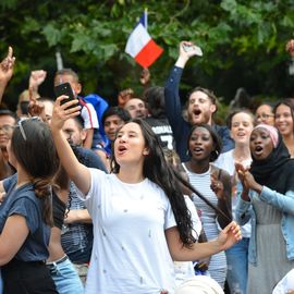 Des centaines de fans se sont réunis pour soutenir l'équipe de France en finale de la Coupe du Monde de foot et vibrer avec eux jusqu'au titre mondial !
