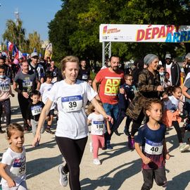 Une grande fête du sport avec près de 1500 coureur·se·s sur les 5/10km, courses jeunes et familles.Les vainqueurs des 10km ont battu le record de l'épreuve, avec la 8e meilleure performance mondiale chez les femmes!1700 euros ont été reversés à l’association Une maison au cœur de la vie, qui vient en aide aux familles dont les enfants sont hospitalisés à l’Institut Gustave-Roussy. Un grand merci aux 150 bénévoles, aux associations villejuifoises, et à tous les services de la ville.[Photos ©Anja Simonet / ©Raphaël Garnier]