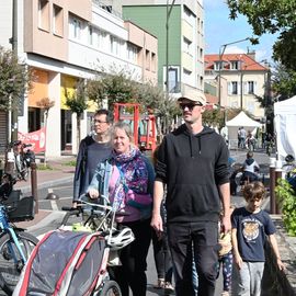 A pied, à vélo, en trottinette, en roller ou en poussette... ce dimanche 18 septembre, la Journée sans voiture a permis aux Villejuifois et Villejuifoises de tous âges de profiter des rues du centre-ville en toute sécurité et sérénité.[Photos Anja Simonet]