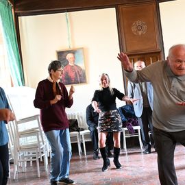 Les traditionnelles sorties d'automne emmenaient cette année une centaine de Seniors de Villejuif direction le Nord-Est, pour une escapade dans l'Aisne.Au programme : visite guidée du Domaine des Princes, à Condé en Brie, sabrage du champagne et dégustation, déjeuner en musique et flânerie dans le parc au cœur du village.[Photos Anja Simonet]