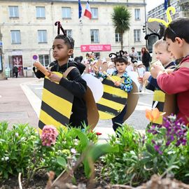 Un carnaval sur le thème du printemps pour les Accueils de Loisirs qui ont défilé dans Villejuif pour mettre de la couleur dans les rues.