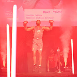 Déjà la 6e édition du Villejuif Boxing Show. Une soirée de qualité cette année encore avec des combats de haut niveau national et international en boxe anglaise et boxe pieds-poings. [photos Sylvie Grima / Lucile Cubin]