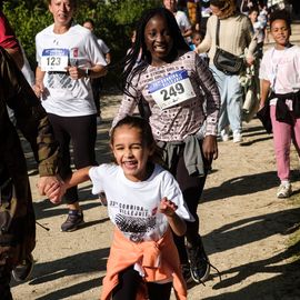 Une grande fête du sport avec près de 1500 coureur·se·s sur les 5/10km, courses jeunes et familles.Les vainqueurs des 10km ont battu le record de l'épreuve, avec la 8e meilleure performance mondiale chez les femmes!1700 euros ont été reversés à l’association Une maison au cœur de la vie, qui vient en aide aux familles dont les enfants sont hospitalisés à l’Institut Gustave-Roussy. Un grand merci aux 150 bénévoles, aux associations villejuifoises, et à tous les services de la ville.[Photos ©Anja Simonet / ©Raphaël Garnier]