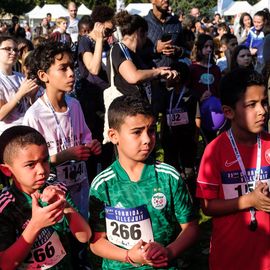 Une grande fête du sport avec près de 1500 coureur·se·s sur les 5/10km, courses jeunes et familles.Les vainqueurs des 10km ont battu le record de l'épreuve, avec la 8e meilleure performance mondiale chez les femmes!1700 euros ont été reversés à l’association Une maison au cœur de la vie, qui vient en aide aux familles dont les enfants sont hospitalisés à l’Institut Gustave-Roussy. Un grand merci aux 150 bénévoles, aux associations villejuifoises, et à tous les services de la ville.[Photos ©Anja Simonet / ©Raphaël Garnier]