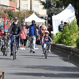 A pied, à vélo, en trottinette, en roller ou en poussette... ce dimanche 18 septembre, la Journée sans voiture a permis aux Villejuifois et Villejuifoises de tous âges de profiter des rues du centre-ville en toute sécurité et sérénité.[Photos Anja Simonet]