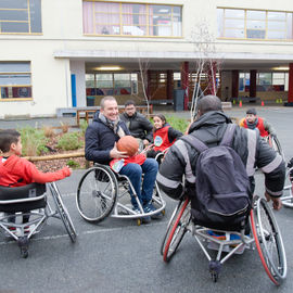 Retour en images sur la Semaine du handicap, du 4 au 8 décembre 2023, avec des ateliers de sensibilisation (langue des signes, basket, fauteuil, handicap visuel...), des jeux avec la Ludomobile à l'ESAT Les Ateliers de l'ETAI, l'exposition des tableaux réalisés à la MAS des Hautes-Bruyères et la table ronde Emploi et Handicap.[photos Lucile Cubin / Anja Simonet / Xiwen Wang]