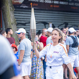 Sportifs amateurs, entrepreneurs, para-athlètes... ils étaient 15, sur la portion villejuifoise du parcours, à se relayer pour porter la flamme olympique des Jeux de Paris 2024.  [photos Sylvie Grima, Xiwen Wang, Lucile Cubin, direction de la Communication]