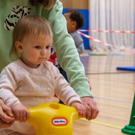 Pour donner aux parents la possibilité de faire du sport sans organiser la garde des enfants, le service des Sports donne rendez-vous aux familles de 9h à 12h, un samedi par mois: renforcement musculaire, Pilates, step, Zumba, pour les adultes... et escalade ou jeux de plein air pour les enfants de 3 à 11 ans.[Photos Sylvie Grima]