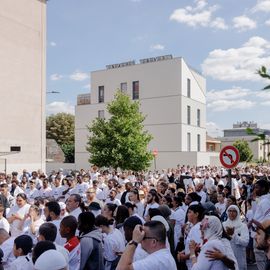 L’émotion était vive ce mercredi 6 juillet à l’occasion de la grande marche blanche organisée en la mémoire de Zinédine, jeune Villejuifois âgé de 16 ans mortellement fauché par un automobiliste vendredi dernier.Près d’un millier de personnes (famille, proches, amis, voisins, camarades du lycée, membres des clubs de football, citoyens…) sont venus lui rendre hommage. Tous vêtus de blanc, ils ont sillonné les rues de la ville entre le quartier Lamartine où il vivait et le stade Karl-Marx.[Photos Alex Bonnemaison] 