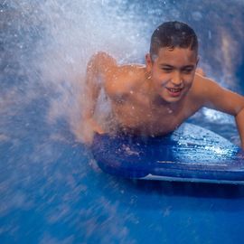 Zoom sur 3 activités enfance et jeunesse:▪️ Surf à Paris▪️ Initiation au pilotage de drones▪️ Sortie à la Ferme Pédagogique[Photos Alex Bonnemaison / Anja Simonet / Xiwen Wang]