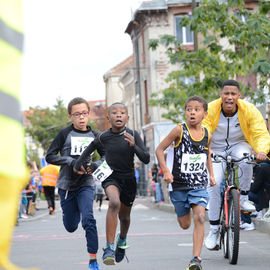 30e édition de la Corrida de Villejuif avec 2 courses adultes et 5 courses enfants.L'intégralité des photos des courses adultes sur https://t.co/T5aKXuC3KB