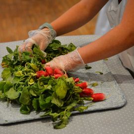 Des dizaines d'élèves d'élémentaires réunis pour la désormais traditionnelle Disco-soupe! Le principe: cuisiner à partir d'aliments invendus récupérés auprès des commerçants de la Ville. 