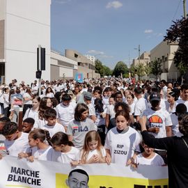 L’émotion était vive ce mercredi 6 juillet à l’occasion de la grande marche blanche organisée en la mémoire de Zinédine, jeune Villejuifois âgé de 16 ans mortellement fauché par un automobiliste vendredi dernier.Près d’un millier de personnes (famille, proches, amis, voisins, camarades du lycée, membres des clubs de football, citoyens…) sont venus lui rendre hommage. Tous vêtus de blanc, ils ont sillonné les rues de la ville entre le quartier Lamartine où il vivait et le stade Karl-Marx.[Photos Alex Bonnemaison] 