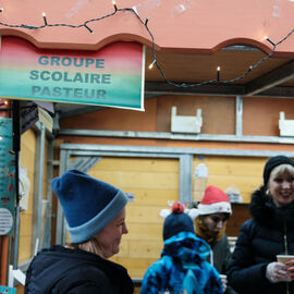 Vous étiez plusieurs milliers à flâner parmi les chalets du marché de Noël, entre le parking du Monoprix et le parvis de la médiathèque, pour faire vos achats pour les fêtes de fin d'année, découvrir les créations locales et solidaires, et profiter des animations : manège, spectacles, fanfares, Père Noël...[photos Xiwen Wang, Sylvie Grima]