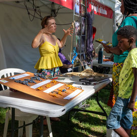 Malgré la chaleur, vous étiez très nombreux·ses ce samedi à arpenter les allées du Forum de rentrée pour rencontrer associations, clubs sportifs ou services municipaux pour vous renseigner sur les activités proposées à Villejuif.
Une journée riche en rencontres, qui, on l'espère, a permis de vous informer au mieux pour cette rentrée 2023-2024.
[photos Sylvie Grima]