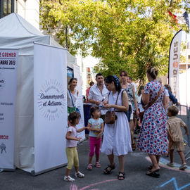 Malgré la chaleur, vous étiez très nombreux·ses ce samedi à arpenter les allées du Forum de rentrée pour rencontrer associations, clubs sportifs ou services municipaux pour vous renseigner sur les activités proposées à Villejuif.
Une journée riche en rencontres, qui, on l'espère, a permis de vous informer au mieux pour cette rentrée 2023-2024.
[photos Sylvie Grima]