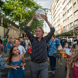 Clowns, acrobates, danseurs, fanfares et installations interactives ont fait vibrer le quartier Mermoz et le centre-ville ce week-end!
Vous avez nombreux·ses cette année encore à vous déplacer pour profiter de ces animations gratuites et spectacles de rue programmés par le Théâtre Romain Rolland.

[photos Xiwen Wang]