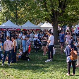 Malgré la chaleur, vous étiez très nombreux·ses ce samedi à arpenter les allées du Forum de rentrée pour rencontrer associations, clubs sportifs ou services municipaux pour vous renseigner sur les activités proposées à Villejuif.
Une journée riche en rencontres, qui, on l'espère, a permis de vous informer au mieux pour cette rentrée 2023-2024.
[photos Sylvie Grima]