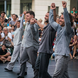 Clowns, acrobates, danseurs, fanfares et installations interactives ont fait vibrer le quartier Mermoz et le centre-ville ce week-end!
Vous avez nombreux·ses cette année encore à vous déplacer pour profiter de ces animations gratuites et spectacles de rue programmés par le Théâtre Romain Rolland.

[photos Xiwen Wang]