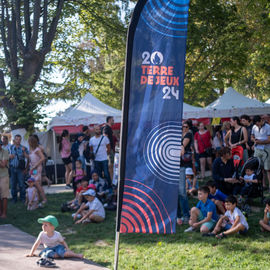 Malgré la chaleur, vous étiez très nombreux·ses ce samedi à arpenter les allées du Forum de rentrée pour rencontrer associations, clubs sportifs ou services municipaux pour vous renseigner sur les activités proposées à Villejuif.
Une journée riche en rencontres, qui, on l'espère, a permis de vous informer au mieux pour cette rentrée 2023-2024.
[photos Sylvie Grima]