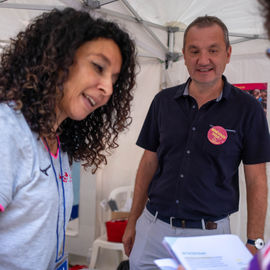Malgré la chaleur, vous étiez très nombreux·ses ce samedi à arpenter les allées du Forum de rentrée pour rencontrer associations, clubs sportifs ou services municipaux pour vous renseigner sur les activités proposées à Villejuif.
Une journée riche en rencontres, qui, on l'espère, a permis de vous informer au mieux pour cette rentrée 2023-2024.
[photos Sylvie Grima]