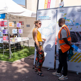 Malgré la chaleur, vous étiez très nombreux·ses ce samedi à arpenter les allées du Forum de rentrée pour rencontrer associations, clubs sportifs ou services municipaux pour vous renseigner sur les activités proposées à Villejuif.
Une journée riche en rencontres, qui, on l'espère, a permis de vous informer au mieux pour cette rentrée 2023-2024.
[photos Sylvie Grima]