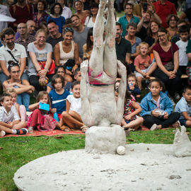 Clowns, acrobates, danseurs, fanfares et installations interactives ont fait vibrer le quartier Mermoz et le centre-ville ce week-end!
Vous avez nombreux·ses cette année encore à vous déplacer pour profiter de ces animations gratuites et spectacles de rue programmés par le Théâtre Romain Rolland.

[photos Xiwen Wang]