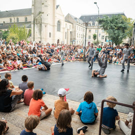 Clowns, acrobates, danseurs, fanfares et installations interactives ont fait vibrer le quartier Mermoz et le centre-ville ce week-end!
Vous avez nombreux·ses cette année encore à vous déplacer pour profiter de ces animations gratuites et spectacles de rue programmés par le Théâtre Romain Rolland.

[photos Xiwen Wang]