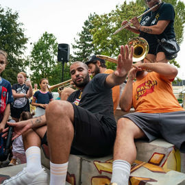 Clowns, acrobates, danseurs, fanfares et installations interactives ont fait vibrer le quartier Mermoz et le centre-ville ce week-end!
Vous avez nombreux·ses cette année encore à vous déplacer pour profiter de ces animations gratuites et spectacles de rue programmés par le Théâtre Romain Rolland.

[photos Xiwen Wang]