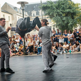 Clowns, acrobates, danseurs, fanfares et installations interactives ont fait vibrer le quartier Mermoz et le centre-ville ce week-end!
Vous avez nombreux·ses cette année encore à vous déplacer pour profiter de ces animations gratuites et spectacles de rue programmés par le Théâtre Romain Rolland.

[photos Xiwen Wang]