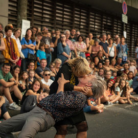 Clowns, acrobates, danseurs, fanfares et installations interactives ont fait vibrer le quartier Mermoz et le centre-ville ce week-end!
Vous avez nombreux·ses cette année encore à vous déplacer pour profiter de ces animations gratuites et spectacles de rue programmés par le Théâtre Romain Rolland.

[photos Xiwen Wang]
