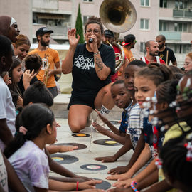 Clowns, acrobates, danseurs, fanfares et installations interactives ont fait vibrer le quartier Mermoz et le centre-ville ce week-end!
Vous avez nombreux·ses cette année encore à vous déplacer pour profiter de ces animations gratuites et spectacles de rue programmés par le Théâtre Romain Rolland.

[photos Xiwen Wang]