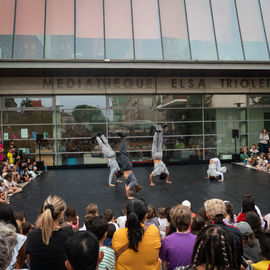 Clowns, acrobates, danseurs, fanfares et installations interactives ont fait vibrer le quartier Mermoz et le centre-ville ce week-end!
Vous avez nombreux·ses cette année encore à vous déplacer pour profiter de ces animations gratuites et spectacles de rue programmés par le Théâtre Romain Rolland.

[photos Xiwen Wang]