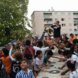 Clowns, acrobates, danseurs, fanfares et installations interactives ont fait vibrer le quartier Mermoz et le centre-ville ce week-end!
Vous avez nombreux·ses cette année encore à vous déplacer pour profiter de ces animations gratuites et spectacles de rue programmés par le Théâtre Romain Rolland.

[photos Xiwen Wang]