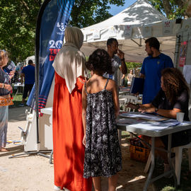 Malgré la chaleur, vous étiez très nombreux·ses ce samedi à arpenter les allées du Forum de rentrée pour rencontrer associations, clubs sportifs ou services municipaux pour vous renseigner sur les activités proposées à Villejuif.
Une journée riche en rencontres, qui, on l'espère, a permis de vous informer au mieux pour cette rentrée 2023-2024.
[photos Sylvie Grima]