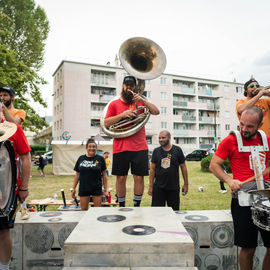 Clowns, acrobates, danseurs, fanfares et installations interactives ont fait vibrer le quartier Mermoz et le centre-ville ce week-end!
Vous avez nombreux·ses cette année encore à vous déplacer pour profiter de ces animations gratuites et spectacles de rue programmés par le Théâtre Romain Rolland.

[photos Xiwen Wang]