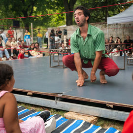 Clowns, acrobates, danseurs, fanfares et installations interactives ont fait vibrer le quartier Mermoz et le centre-ville ce week-end!
Vous avez nombreux·ses cette année encore à vous déplacer pour profiter de ces animations gratuites et spectacles de rue programmés par le Théâtre Romain Rolland.

[photos Xiwen Wang]