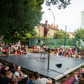 Clowns, acrobates, danseurs, fanfares et installations interactives ont fait vibrer le quartier Mermoz et le centre-ville ce week-end!
Vous avez nombreux·ses cette année encore à vous déplacer pour profiter de ces animations gratuites et spectacles de rue programmés par le Théâtre Romain Rolland.

[photos Xiwen Wang]